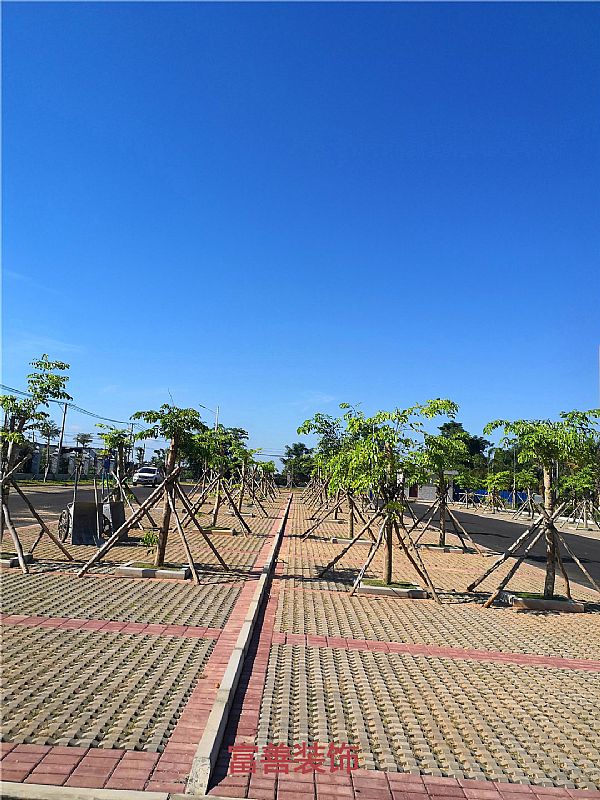 椰海大道高铁办公楼停车广场砖铺贴项目施工