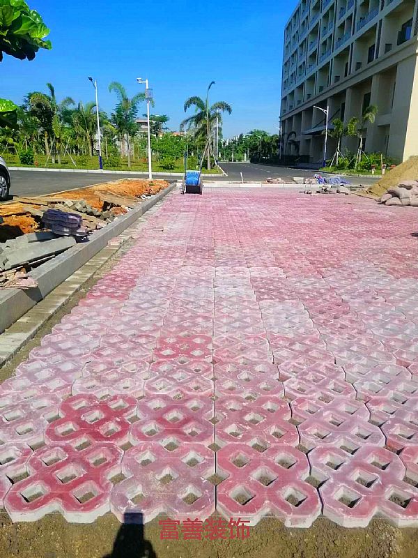 椰海大道高铁办公楼停车广场砖铺贴项目施工